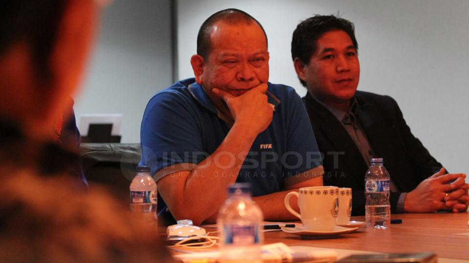Ketua Umum PSSI La Nyalla Mattalitti (kiri) saat menjabat sebagai ketum PSSI dan Erwin Budiyawan dalam jumpa pers.